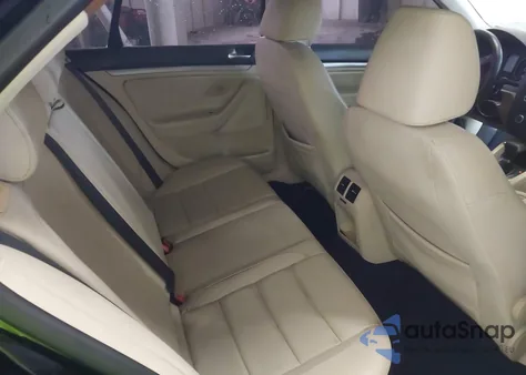 2010 Volkswagen Jetta Limited Edition z USA, uszkodzony, nr VIN 3VWAX7AJ5AM158961